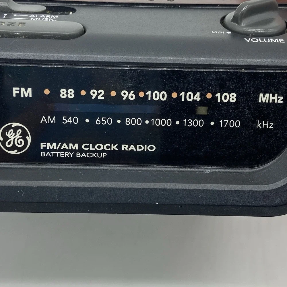Vintage Woodgrain GE AM/FM 7-4613A Digital‎ Alarm Clock Radio Retro Red LED 90's
